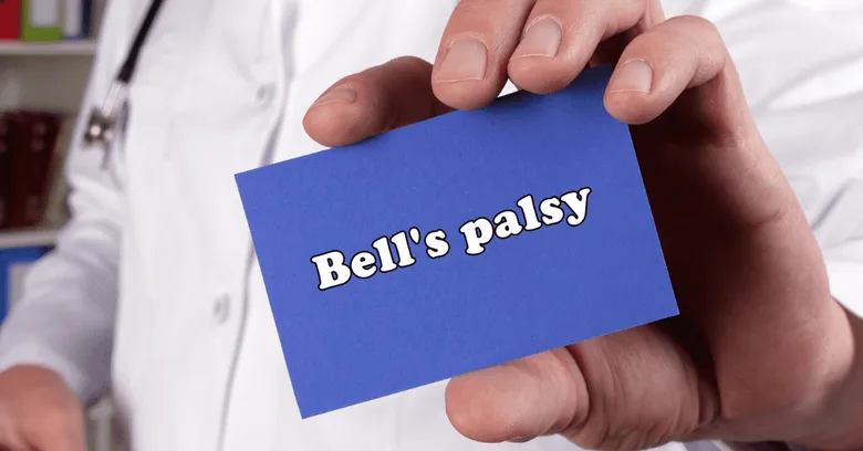 Lékař drží kartičku s nápisem Bellův paralyz.
