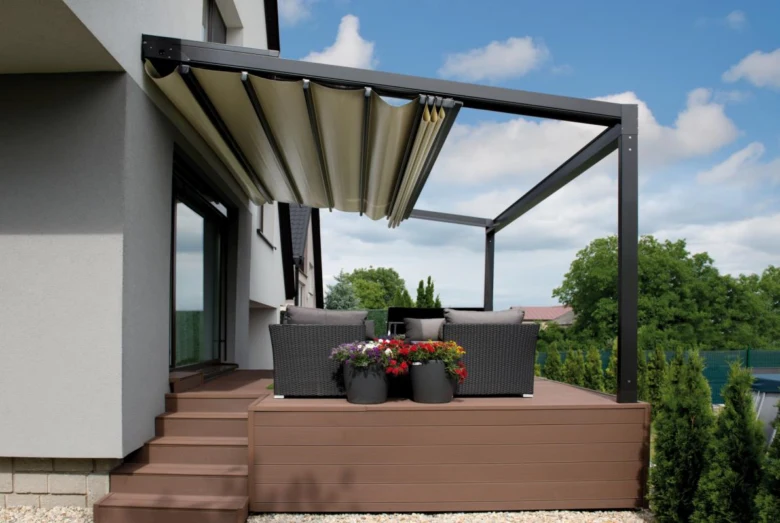 Moderní pergola s rozkládacím stínováním na zahradě.