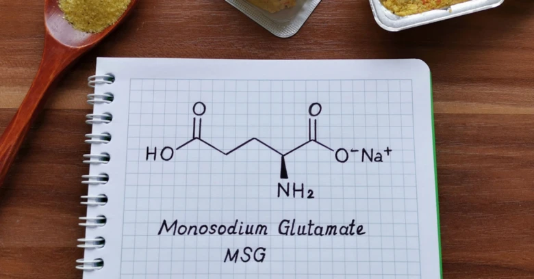 Struktura molekuly mononátriového glutamátu napsaná na sešitě