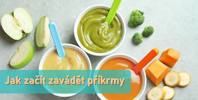 Tři misky s příkrmy pro miminka obklopené čerstvým ovocem a zeleninou.