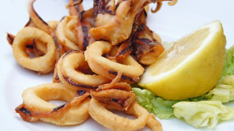 Fried squid rings with lemon