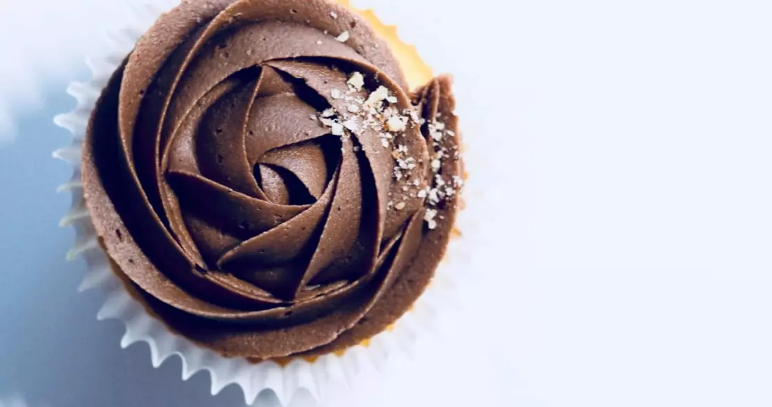 Čokoládový muffin s mrazenou vrstvou cukru.