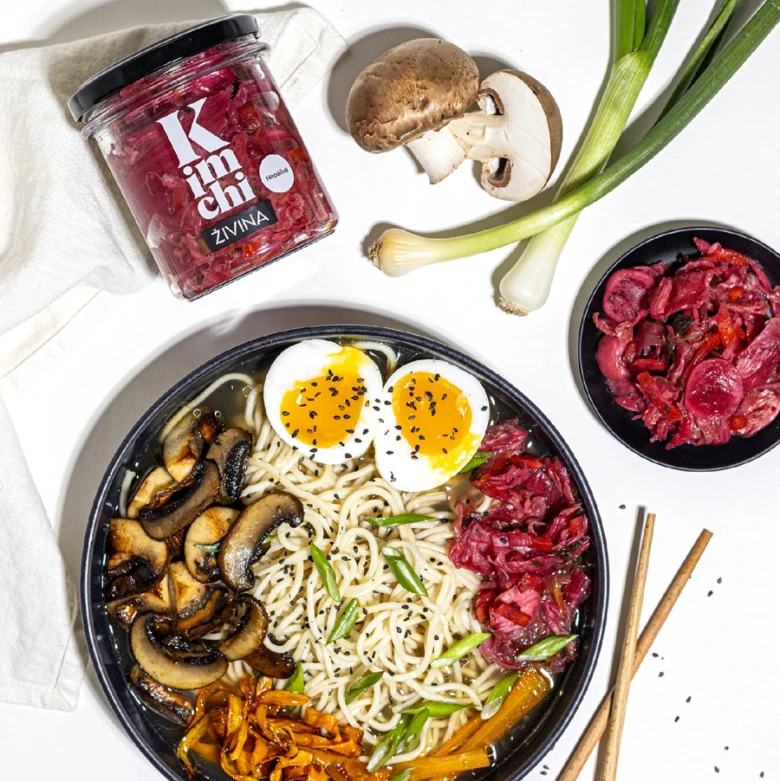 Umamí bohatá miso ramen s kimbapem, houbami a vejci.