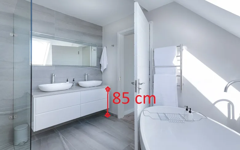 Moderní koupelna s umyvadlem ve výšce 85 cm od podlahy.