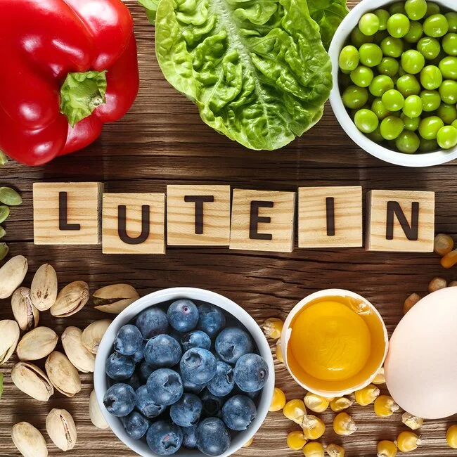 Různé potraviny bohaté na lutein pro zdraví očí.