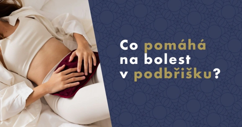 Žena drží horkou podložku na břiše pro úlevu od bolesti.