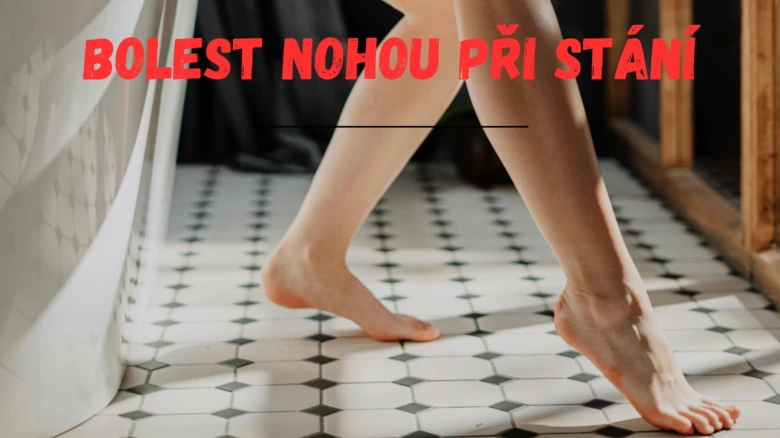 Nohy bez obuvi na dlažbě v interiéru
