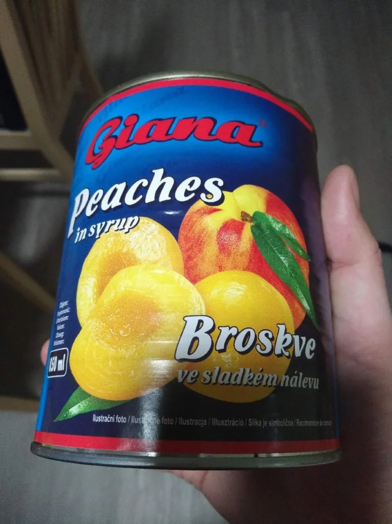 Konzervované broskve v sirupu značky Giana s obrázkem ovoce.