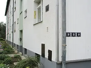 Bílý dům s čísly popisnými na fasádě pro orientaci.