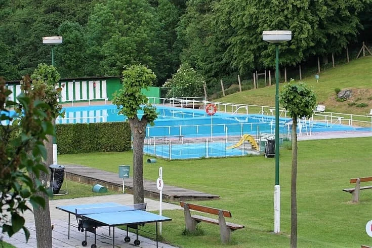 Venkovní bazény s dětským skluzavkou v Odolené Vodě