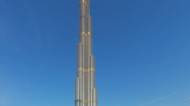Nejvyšší budova světa - Burj Khalifa v Dubaji na modré obloze.