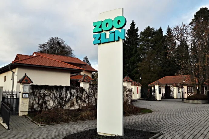 Vstupní brána do Zoologické zahrady ve Zlínském kraji.