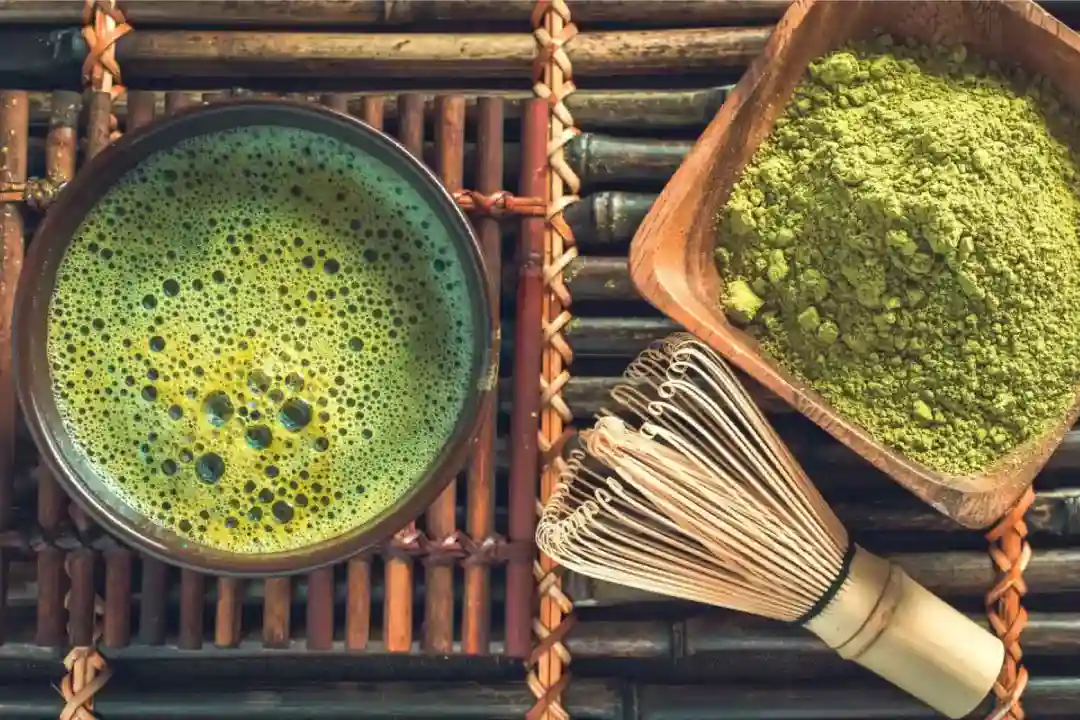 Sada na přípravu zeleného čaje matcha s bambusovým šlehačem.