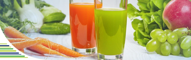 Čerstvé zeleninové šťávy s mrkví, okurkami a jablkem pro detoxikaci.