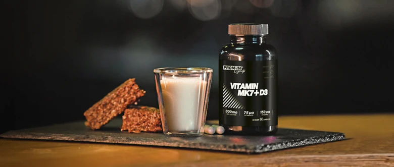 Fľaše s vitamínem K2, ovesné sušenky a sklenička mléka.