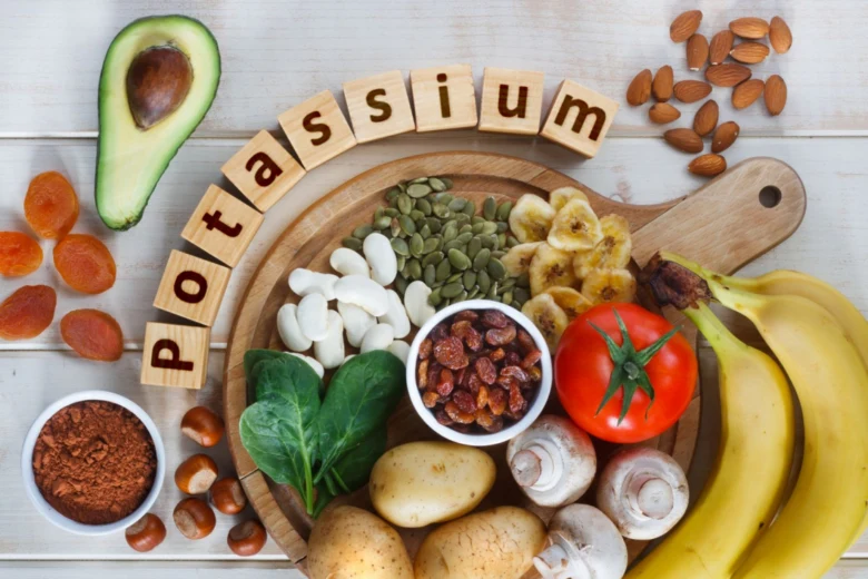 Různé potraviny bohaté na draslík uspořádané kolem slova Potassium.