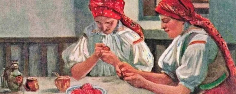 Dvě ženy v lidovém oděvu připravují jahody na Bílou sobotu.