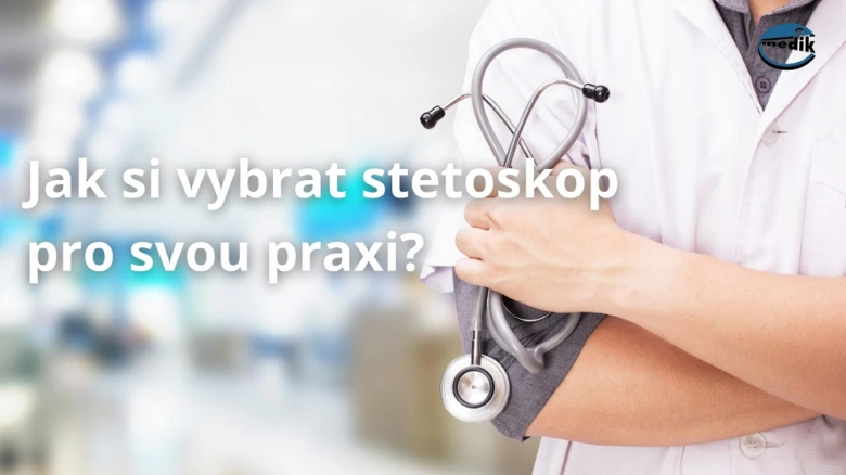 Lékař s fonendoskopem v rukou na pozadí ordinace.