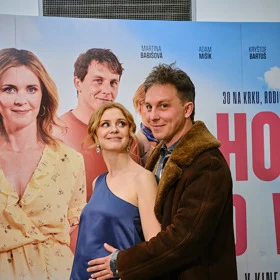 Tři herci před plakátem filmu Hod do vody.