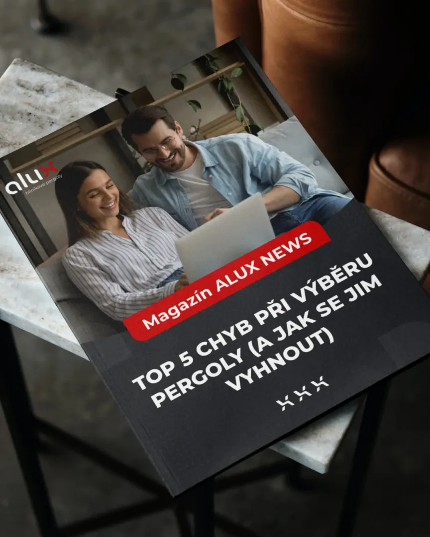 Pár sedí pod pergolou s notebookem - ideální pro výběr správné konstrukce.