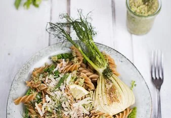 Veganský salát s těstovinami, celerem a dresinkem v skleničce.