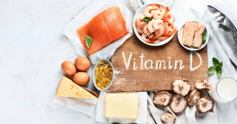 Různé potraviny bohaté na vitamín D uspořádané kolem dřevěné desky.