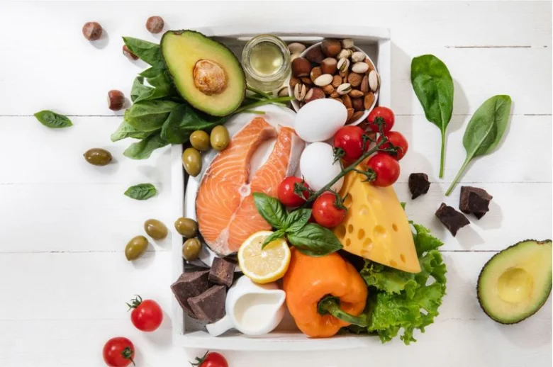 Zdravé potraviny pro snížení cholesterolu: losos, avokádo, zelenina.