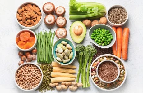 Různé druhy suroviny pro veganskou stravu v miskách.