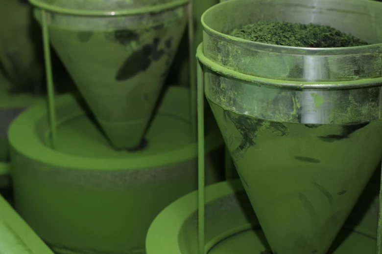 Kovové konvice s jemným zeleným práškem matcha.