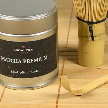 Kanárek zeleného čaje Matcha Premium s bambusovým šlehačem.