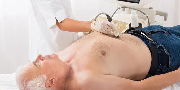 Ultrazvukové vyšetření břicha pacienta lékařem v ordinaci.