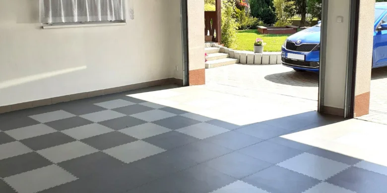 Hotový pokládka dlaždic do garáže s šedobílým vzorem.
