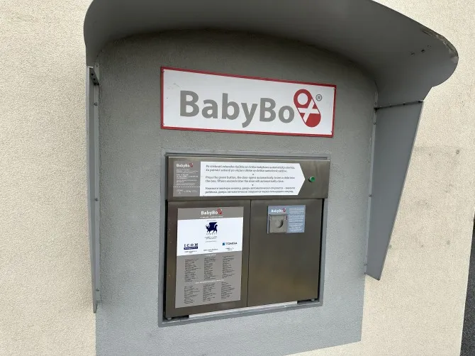 Venkovní automat BabyBox pro darování novorozenců.