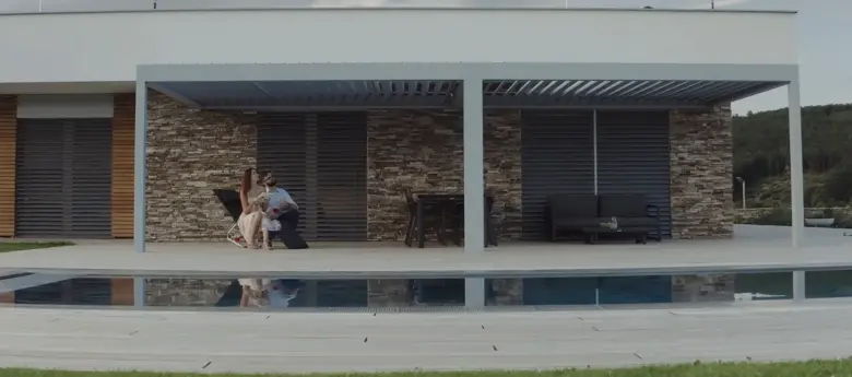 Moderní kamenná pergola s posezením u bazénu