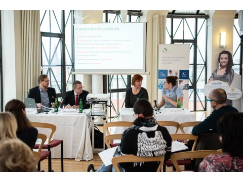 Panelová diskuse na lékařském semináři s publikem v posluchárně.