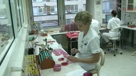 Zdravotní pracovníci připravují vakcíny v laboratoři.