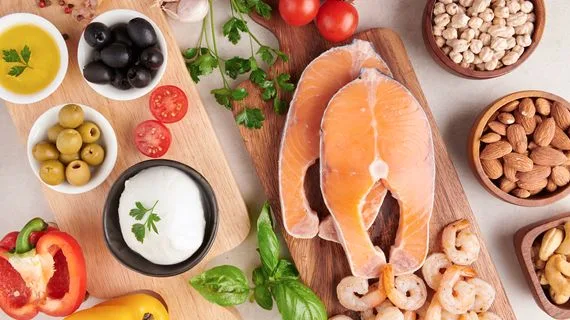 Losos a další potraviny vhodné pro keto dietu.