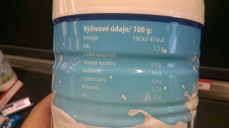 Výživové údaje mléka na obalu produktu v češtině.