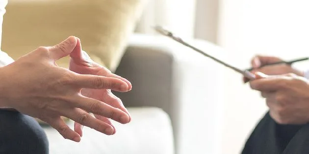 Ruce gestikulují při rozhovoru o diagnostice ADHD u dospělých.