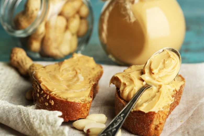 Kráje chleba s arašídovým máslem na toastu.