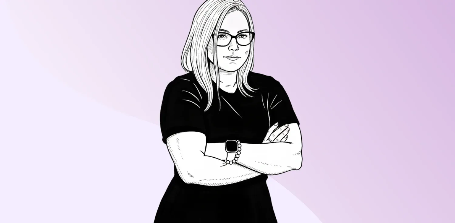 Žena s kříženýma rukama v brýlích na fialovém pozadí.