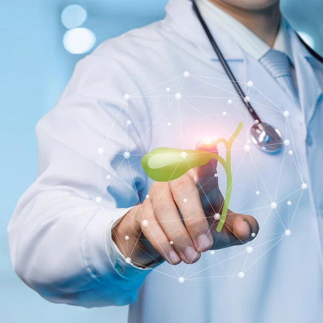 Lékař dotýká se hologramu žlučníku s digitálními spoji.