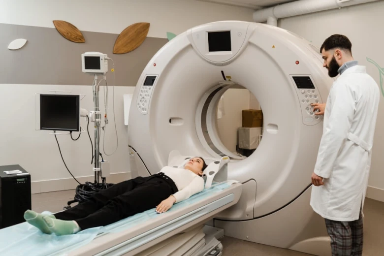 Pacientka na tomografu při vyšetření mozku s lékařem