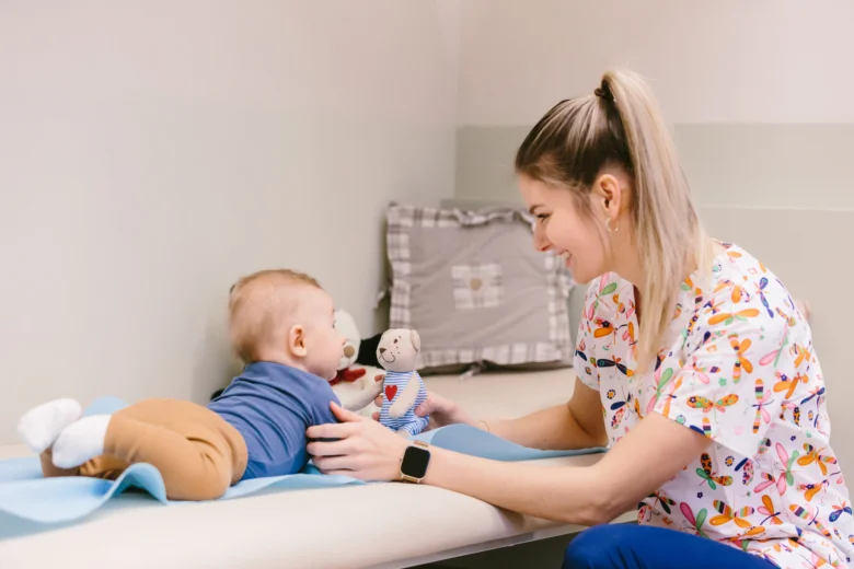 Fyzioterapeutka s dítětem při rehabilitaci.