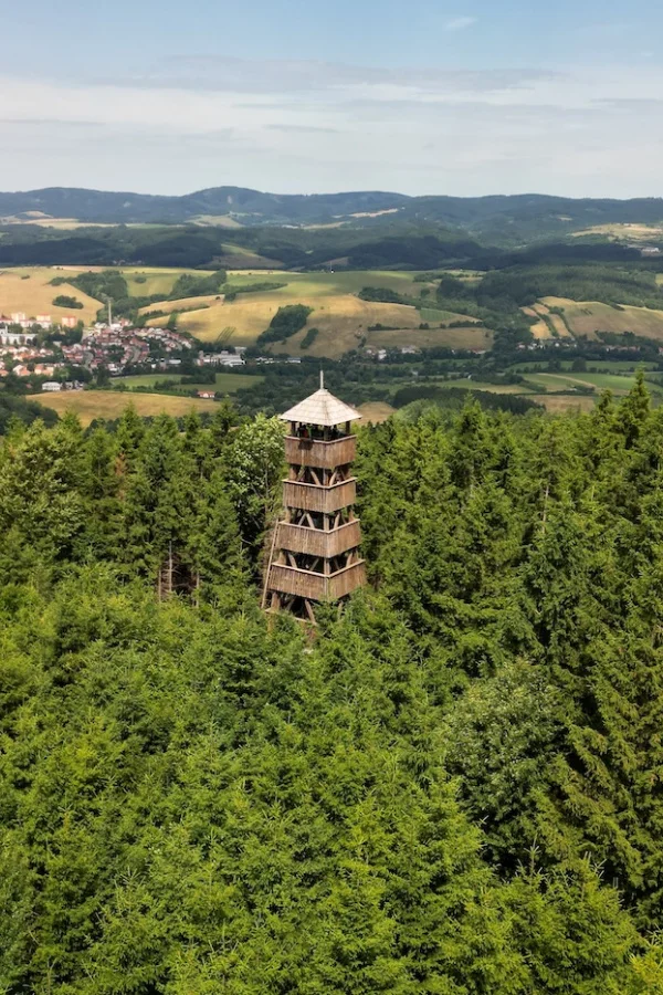 Dřevěná rozhledna ve zlínském kraji s výhledem na vesnici.