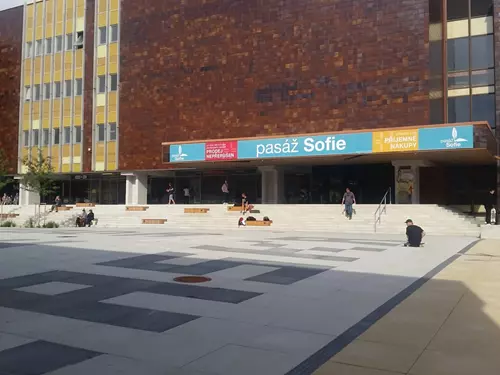 Fotografie exteriéru Sofie pasáže s lidmi na schodech