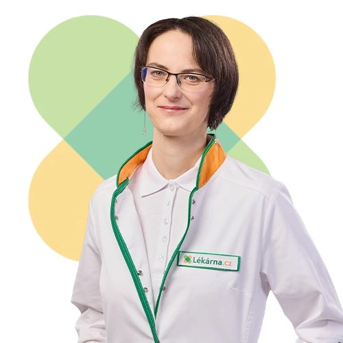Žena v lékařském plášti s logem lékárny CZ na hrudi.