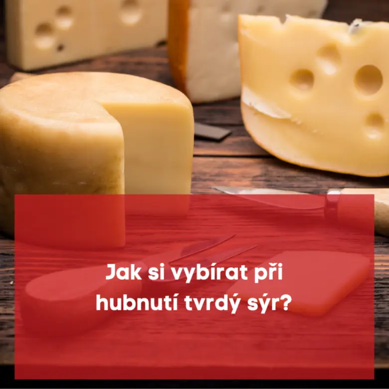 Kusy tvrdého sýra na dřevěném povrchu pro výběr při hubnutí.