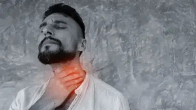 Muž s bolestí hrdla jako příznak streptokokové infekce.