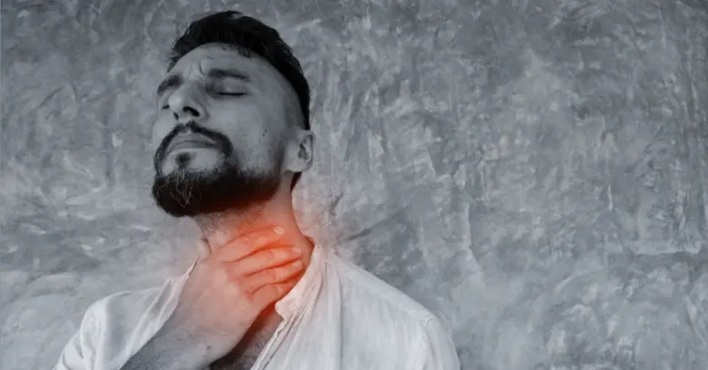 Muž s bolestí hrdla jako příznak streptokokové infekce.